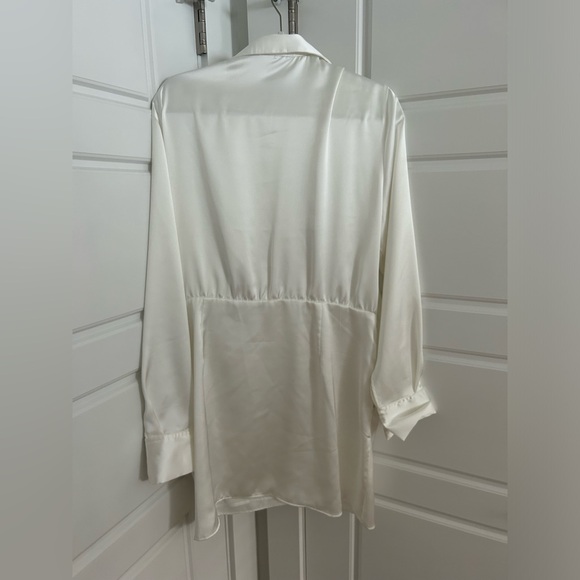 Elegant White Satin Blouse - Picture 5 of 7